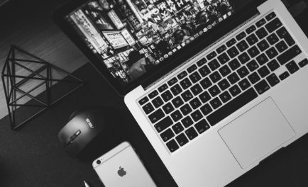 Macbook, celular, mesa corporativa